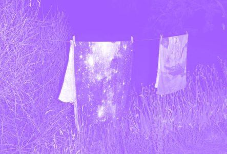 Des serviettes etendues qui volent au vent. La photo a un filtre de couleur.