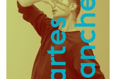 © Gregory Batardon pour le Ballet Junior de Genève Les 28 et les 29 juin, les élèves du Ballet Junior de Genève composent. Le visuel représente un danseur habillé de noir dont le visage est caché par les doigts écartés de sa main gauche.