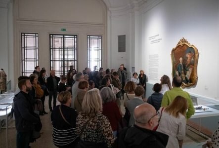 Public dans la salle d'exposition