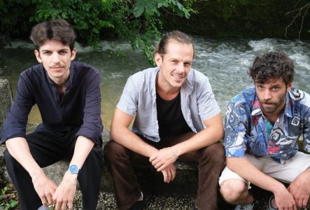 Les 3 musiciens au bord d'une rivière