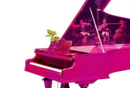 illustration d'un piano à queue rose avec une photo de musiciens sur l'intérieur du couvercle entrouvert