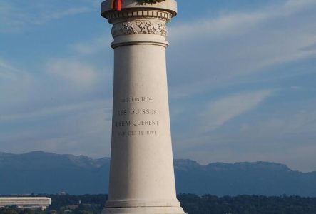 vue du Monument du Port Noir (Colonne surmontée d'une encre)