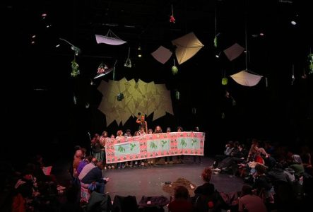 La scène du spectacle avec les interprètes et le public