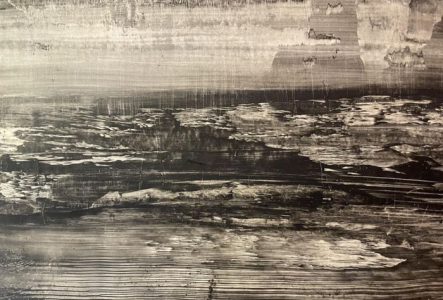 Une peinture sombre et abstraite qui représente une paysage.