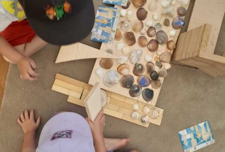 Enfants faisant du bricolage