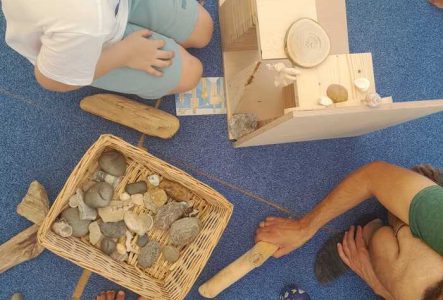 Enfants faisant du bricolage
