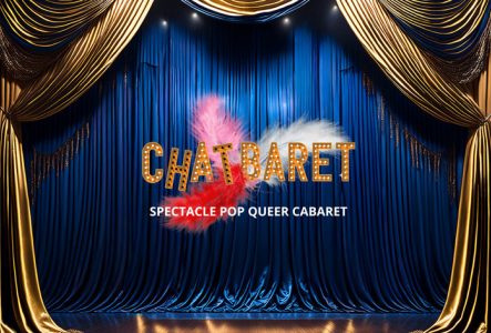 Une scène de cabaret avec un rideau bleu et des dorures