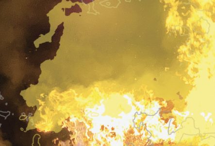DR C'est une photo avec des aplats de couleurs jaunes, rouges et marrons. C'est comme s'il y avait du feu