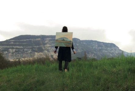 Anaïs Wenger devant le Salève, un tableau du Salève sur son dos