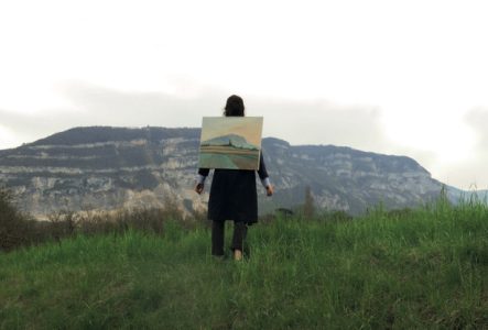 Anaïs Wenger devant le Salève, un tableau du Salève sur son dos