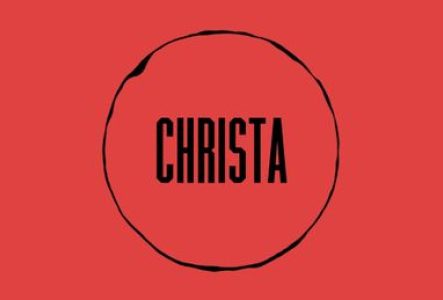 Visuel de l’oratorio « Christa ». Le nom est inscrit dans un cercle noir, sur fond rouge.
