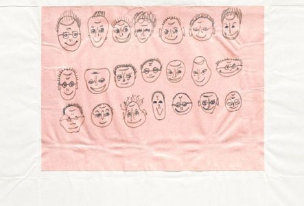 Feuille de papier rose froissée avec 21 dessins de visages répartis sur trois lignes.