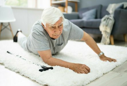 Senior essayant de se relever