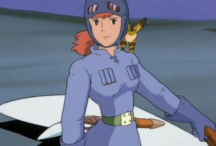 Personnage principal du film dans un costume d'aviatrice avec son compagnon sur l'épaule, une créature petite et mignonne qui ressemble à un mini chat.