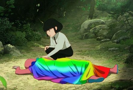 Image du film où l'on voit une personne accroupie la main sur une autre personne allongée au sol dans une forêt.