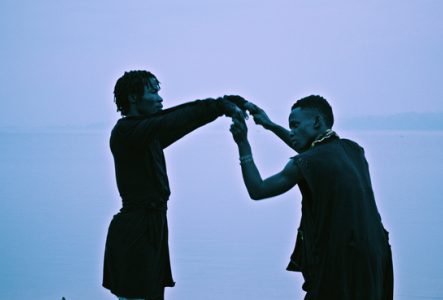Cinémas d'Afrique Silhouette, danse, lac, interaction, mouvement, noir, eau, horizon, ambiance bleutée, extérieur, connexion humaine