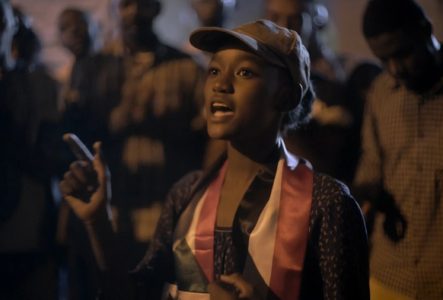 Festivals cinémas d'Afrique femme, discours, foule, nuit, engagement, manifestation, émotion, éclairage chaud, expression,
