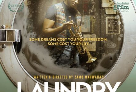 C’est une affiche de film intitulé « Laundry Uhlanjululo ». On y voit un jeune homme noir, tenant une trompette, photographié derrière le hublot d’une grande machine à laver, dans une laverie. L’affiche porte la phrase : «Certains rêves vous coûtent votre liberté, d’autres vous coûtent votre vie.»
