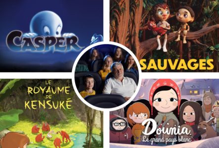 Personne âgée avec son petit-fils en train de regarder un film au cinéma