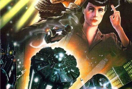 Affiche de science-fiction dense et spectaculaire montrant le détective Rick Deckard armé, entouré de visages de personnages, de néons futuristes et de véhicules volants, sur fond de ville dystopique baignée de lumières nocturnes. Inspirée du style illustré épique des années 1980.