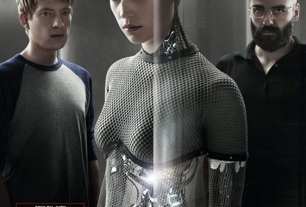 Une androïde au regard énigmatique se tient entre deux hommes dans un laboratoire futuriste, illustrant la frontière floue entre intelligence artificielle et humanité.