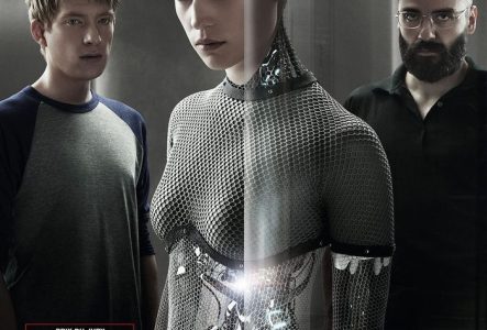 Une androïde au regard énigmatique se tient entre deux hommes dans un laboratoire futuriste, illustrant la frontière floue entre intelligence artificielle et humanité.