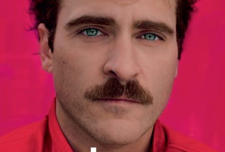Affiche minimaliste montrant Joaquin Phoenix en gros plan sur un fond rouge intense, évoquant l'intimité, la solitude et la relation entre un homme et une intelligence artificielle.
