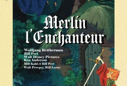 Dans une scène médiévale enchantée, le jeune Arthur brandit une épée sous le regard du magicien Merlin, tandis que des animaux et des objets magiques animent l'affiche d'une atmosphère féerique et initiatique.
