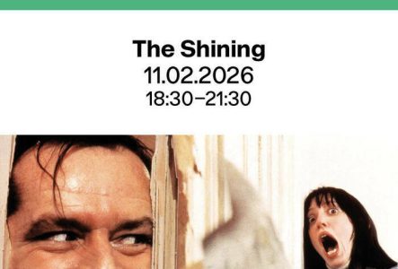 Le poster montre Jack Nicholson, visage dément, surgissant à travers une porte défoncée, la hache encore hors champ. Son expression est sauvage, les yeux écarquillés, les dents serrées. À l’arrière-plan, Shelley Duvall apparaît, paniquée, tenant un couteau, figée par la terreur.