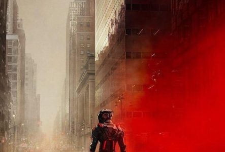 Affiche futuriste dominée par des néons rouges et noirs, montrant une silhouette équipée d'une combinaison lumineuse emblématique de l'univers Tron, dans une ville où le monde numérique semble fusionner avec la réalité.