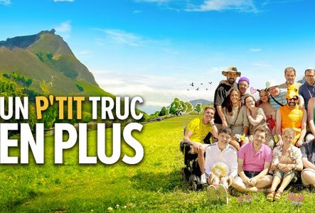 DR Toute l'équipe du film pose dans un pré