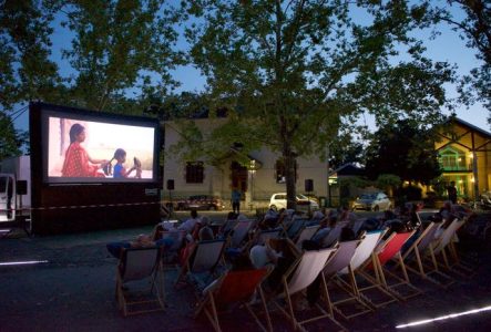 Projection d'un film en plein air