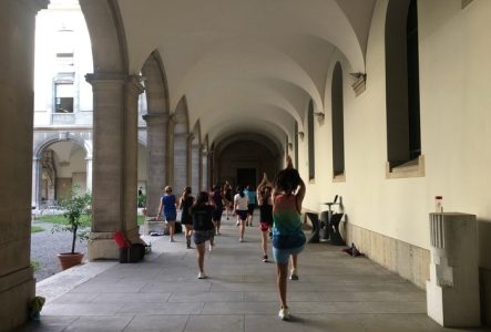 DR Groupe de personnes faisant du sport dans la cour du musée