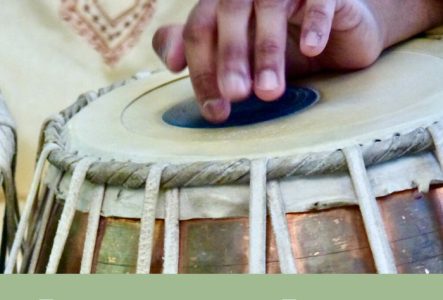 Une main posée sur un tambour