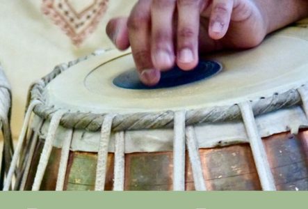 Une main posée sur un tambour