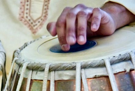 Une main posée sur un tambour