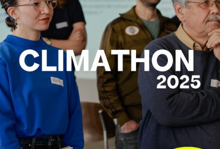 Il s'agit d'une photo de quatre personnes représentant une population variée, qui sont en train d'écouter la présentation d'un participant. Au fond de l'image on devine le mot "biodiversité" sur le mur où une présentation est projetée. Un élément visuel décoratif coloré complètent l'image : des demi-cercles jaunes emboités. Le texte central en blanc indique "Climathon 2025", en dessous se trouve la date de l'événement "24 mai 2025, 13:30-18:00" ainsi que les logos des partenaires de l'événement…