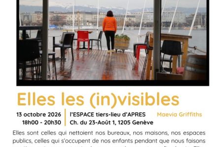 Une femme sur le pont d'un bateau à Genève regarde le lac