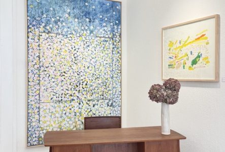 Photo de la galerie présentant deux oeuvres de couleurs vives faisant partie de l'exposition du collectif d'été