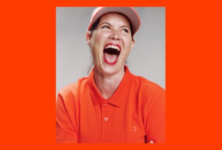 Photo de l'un des personnages du spectacle qui rit à gorge déployée