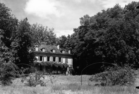 Une maison de campagne genevoise dans une clairière touffue