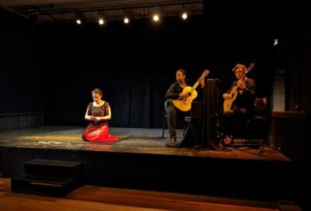 Groupe de musique sur une scène