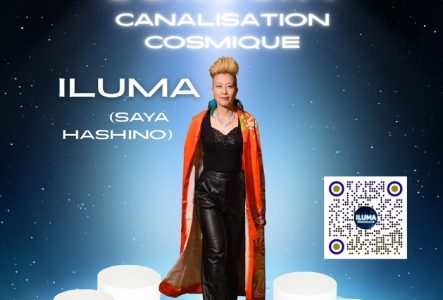 DR La photo de l’artiste est au centre de l’affiche. Elle porte une veste rouge/orangée longue et un haut noir, avec un pantalon noir brillant. Elle a les cheveux blonds coiffés en hauteur.