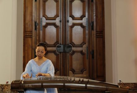 Photo d'une musicienne jouant du GuZheng