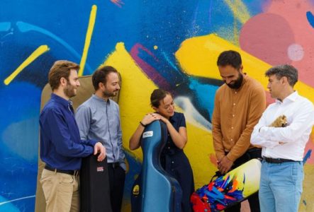 mur coloré avec musiciens devant