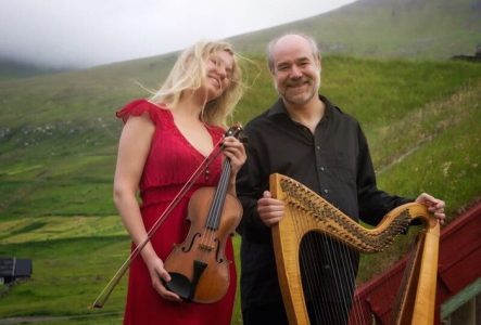 deux musicens dans un paysage
