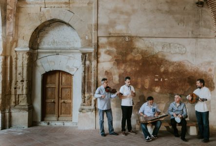 musiciens devant une porte