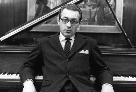 Portrait de Géza Anda, adossé à un piano
