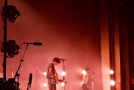 Groupe sur scène lumières rouges