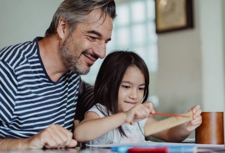 papa et sa fille faisant un atelier de bricolage